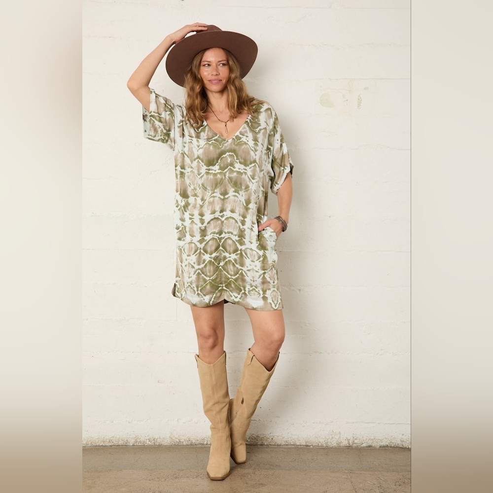 River + Sky Calla Shift Dress Medium Green Tie Dye V-Neck Pockets Rayon Boho